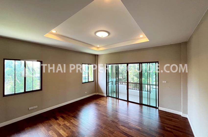 House with Shared Pool in Bangnatrad 